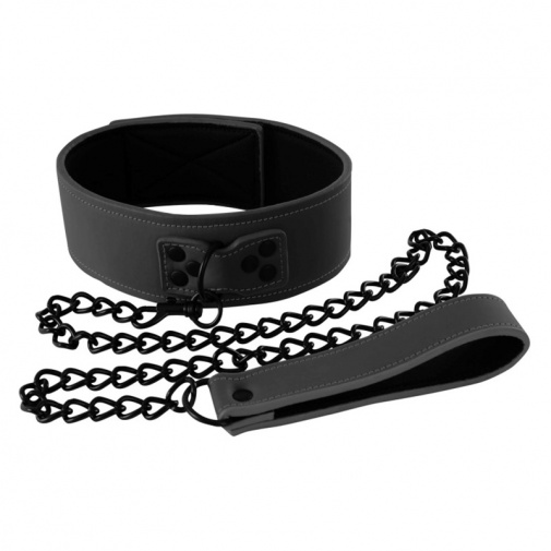 Fekete színű vinil BDSM nyakörv, aminek a belső oldala ki van bélelve, nyakörv egy láncos pórázzal van ellátva - Lust Bondage Collar.